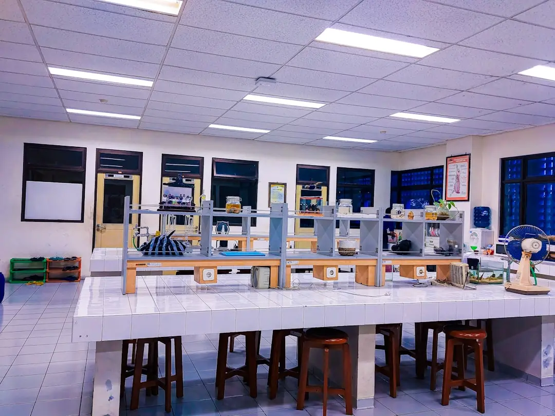 昆明自动化项目工控机选型：夏荣网嵌入式电脑性能对比分析